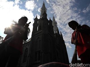 Giliran Gereja Katedral yang Dibersihkan Anggota CPNS