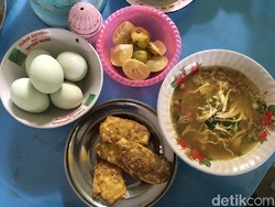 Di Polewali Mandar Ada Nasi Berenang di Dalam Soto yang Gurih