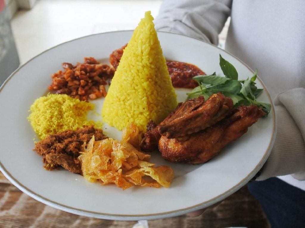 Keragaman Kuliner dalam Seporsi Nasi Berlauk Komplet Keragaman Kuliner dalam Seporsi Nasi Berlauk Komplet
