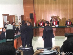 Hercules Marah Dikawal Ketat Polisi Bersenjata: Saya Bukan Teroris