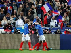 Main dua kali, Samuel Umtiti ikut menyumbang gol saat Prancis menang 4-0 atas Islandia. Foto: Charles Platiau/Reuters
