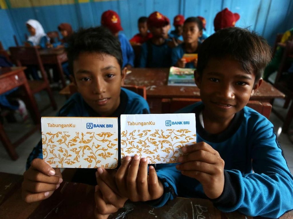 Saat Anak SD Kepulauan Diajari Menabung Pertama Kali di Bank Saat Anak SD Kepulauan Diajari Menabung Pertama Kali di Bank