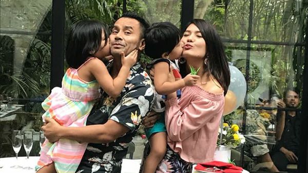 Harmonis! 8 Potret Keluarga Judika dan Duma Riris