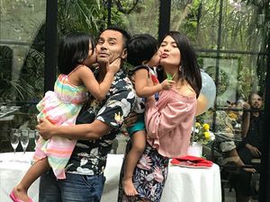 Harmonis! 8 Potret Keluarga Judika dan Duma Riris
