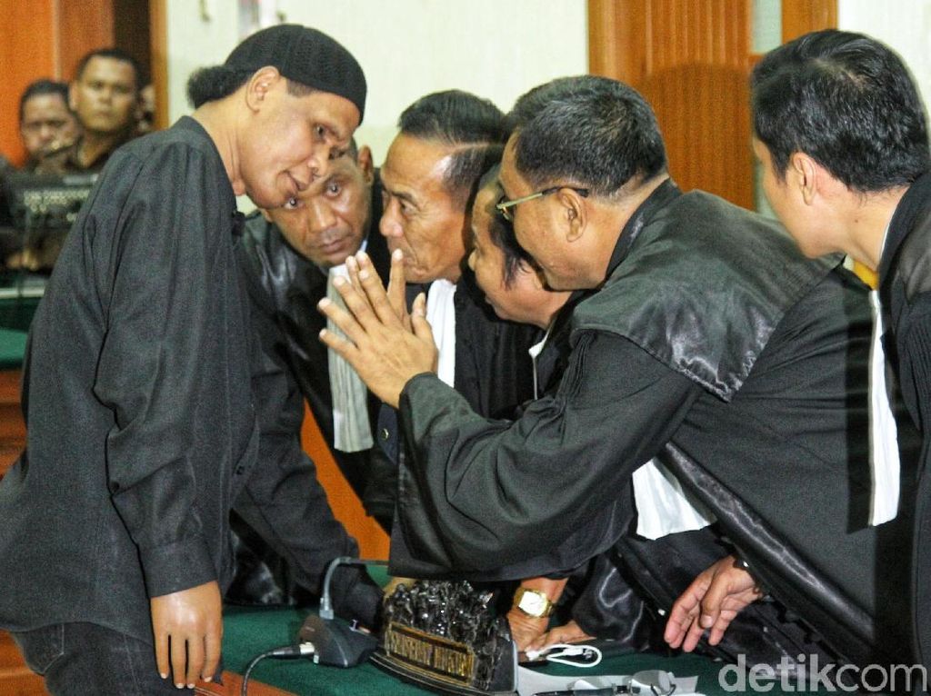 Pengacara Nilai Vonis 8 Bulan Penjara Penuhi Keadilan bagi Hercules Pengacara Nilai Vonis 8 Bulan Penjara Penuhi Keadilan bagi Hercules