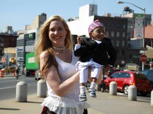 Foto: Manusia Terkecil di Dunia yang Suka Traveling