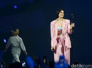 18 Jam di Jakarta, Lihat Aksi Dua Lipa Semalam Yuk! 18 Jam di Jakarta, Lihat Aksi Dua Lipa Semalam Yuk!