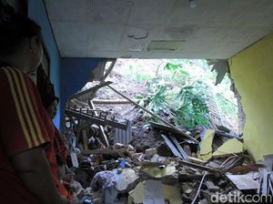 Rumah Penjaga Sekolah Rusak Diterjang Longsor di Paseh Bandung Rumah Penjaga Sekolah Rusak Diterjang Longsor di Paseh Bandung