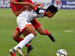 Pesepak bola tim nasional U-23 Indonesia Saddil Ramdani (kiri) berebut bola dengan pesepak bola tim nasional Brunei Darussalam U-23 Muhammad Hanif Hamir (kanan).