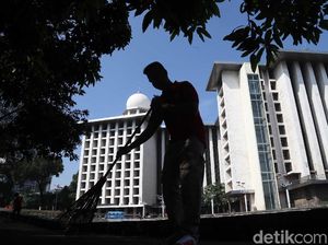 Aksi Napi Bersih-bersih Masjid Istiqlal Aksi Napi Bersih-bersih Masjid Istiqlal