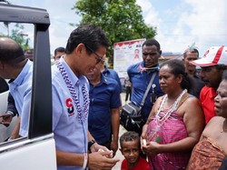 Kampanye di Manokwari, Sandiaga Kaget Dihadang Mama-mama