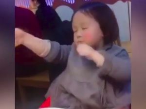 Kocaknya Balita Cantik yang Joget Kegirangan Saat Makan Kocaknya Balita Cantik yang Joget Kegirangan Saat Makan