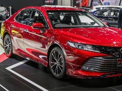 Merah Merona Toyota Camry TRD Sportivo