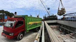Melihat Aktivitas Bongkar Muat Kapal di Pelabuhan Babang