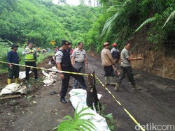 Akses Jalan Menuju Bromo yang Longsor Ditumpuki Pasir