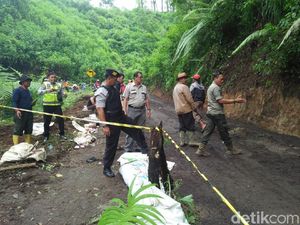 Akses Jalan Menuju Bromo yang Longsor Ditumpuki Pasir Akses Jalan Menuju Bromo yang Longsor Ditumpuki Pasir