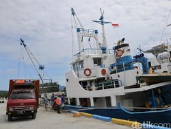 Geliat Kesibukan Pelabuhan Babang