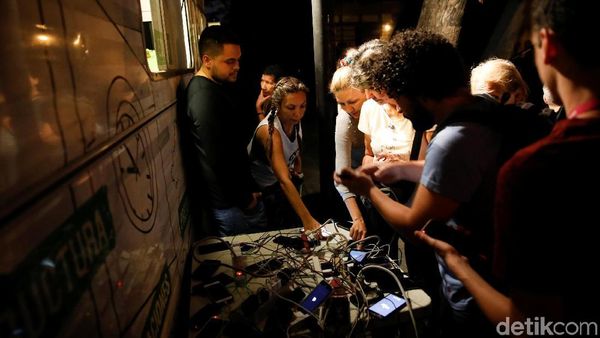 Potret Warga Venezuela Rebutan Listrik Untuk Charge Ponsel