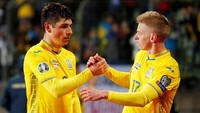 Biasa dimainkan sebagai bek kiri di Manchester City, Oleksandr Zinchenko (kanan) dipasang sebagai gelandang oleh Ukraina. Ia menyumbang satu assist saat Ukraina menang 2-1 atas Luksemburg. Foto: Francois Lenoir/REUTERS