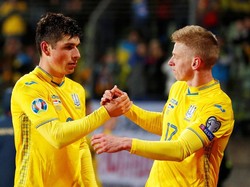 Biasa dimainkan sebagai bek kiri di Manchester City, Oleksandr Zinchenko (kanan) dipasang sebagai gelandang oleh Ukraina. Ia menyumbang satu assist saat Ukraina menang 2-1 atas Luksemburg. Foto: Francois Lenoir/REUTERS
