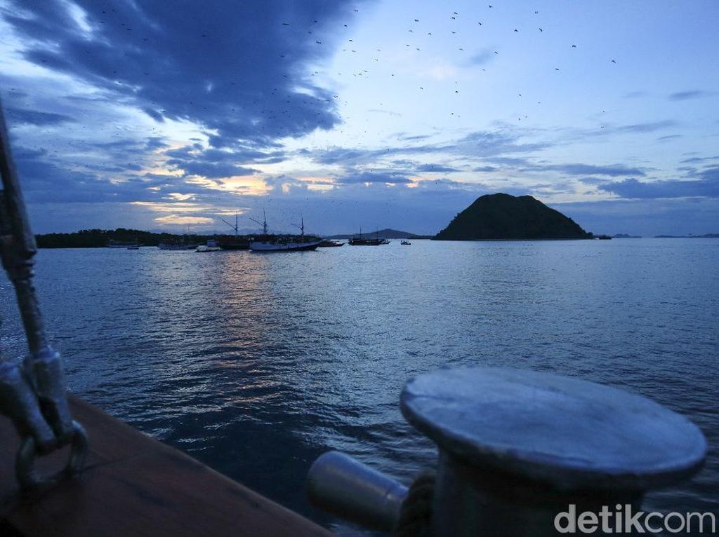 Suasana Ala Gotham City di Labuan Bajo Suasana Ala Gotham City di Labuan Bajo