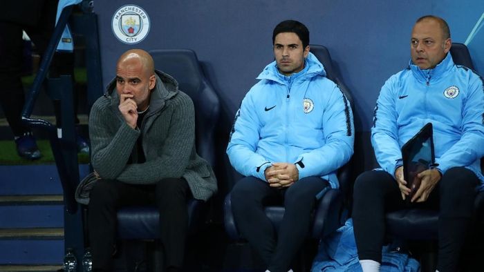 Pep Guardiola, Mikel Arteta, dan staf pelatih Manchester City membawa tablet yang berisi teknologi kecerdasan buatan ke bench pemain. (Foto: Clive Brunskill/Getty Images) Pep Guardiola, Mikel Arteta, dan staf pelatih Manchester City membawa tablet yang berisi teknologi kecerdasan buatan ke bench pemain. (Foto: Clive Brunskill/Getty Images)
