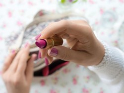 Bunda Perlu Tahu Bahaya Memakai Lipstik Saat Hamil