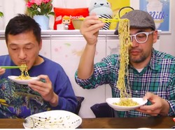 Doyan! Orang Jepang Cicip Kopi, Mie Instan hingga Permen Indonesia