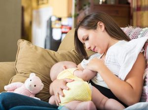 Posisi Menyusui yang Benar Saat Bunda Mengalami Puting Lecet Posisi Menyusui yang Benar Saat Bunda Mengalami Puting Lecet