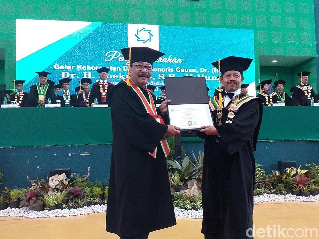 Pakdhe Karwo Terima Gelar Doktor Honoris Causa dari UIN Sunan Ampel Pakdhe Karwo Terima Gelar Doktor Honoris Causa dari UIN Sunan Ampel