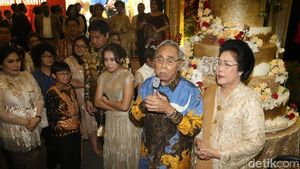 Rayakan 50 Tahun Pernikahan, Sabam Sirait Luncurkan Buku