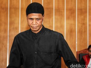 Hercules Menyerobot: Dituntut 3 Tahun, Divonis 8 Bulan Hercules Menyerobot: Dituntut 3 Tahun, Divonis 8 Bulan