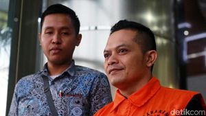 Diperiksa KPK, Kakak Ipar Bupati Nonaktif Cianjur Senyum-senyum Aja