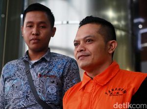 Diperiksa KPK, Kakak Ipar Bupati Nonaktif Cianjur Senyum-senyum Aja