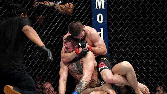 McGregor dihajar habis-habisan oleh Khabib. Foto: Stephen R. Sylvanie-USA TODAY Sports