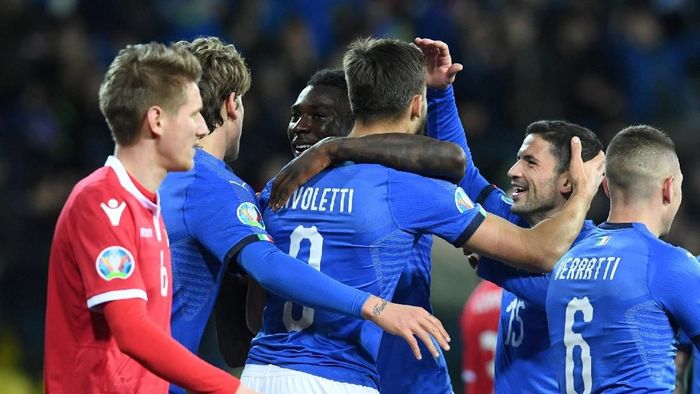 Pemain Italia merayakan gol yang dicetak Moise Kean ke gawang Liechtenstein, dalam Kualifikasi Piala Eropa 2020. Italia menang 6-0 di laga itu. (Foto: Jennifer Lorenzini/Reuters)