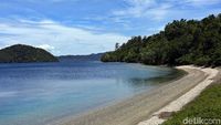 Unik! Ada Sumber Air Panas di Pantai Tawa Pulau Bacan