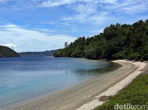 Unik! Ada Sumber Air Panas di Pantai Tawa Pulau Bacan Unik! Ada Sumber Air Panas di Pantai Tawa Pulau Bacan