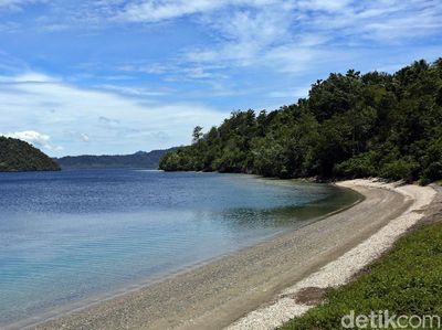 Unik! Ada Sumber Air Panas di Pantai Tawa Pulau Bacan