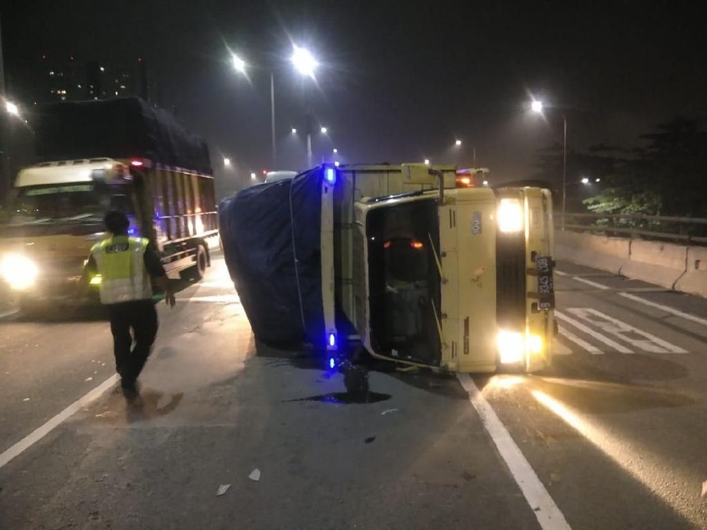 Truk Terbalik Miring di Tol Jagorawi Arah Cawang Truk Terbalik Miring di Tol Jagorawi Arah Cawang