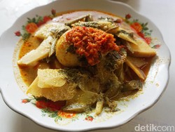 Lamaknyo! Katupek Sayur Padang yang Gurih Pedas Mengenyangkan