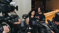 Sweet! 7 Potret Kedekatan Reza Rahadian dan Ibunda Tercinta
