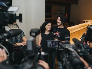 Sweet! 7 Potret Kedekatan Reza Rahadian dan Ibunda Tercinta