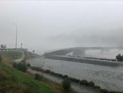 Video Detik-detik Jembatan di New Zealand Tersapu Gelombang