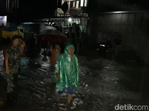 Diguyur Hujan Sejak Sore, Pusat Kota Garut Dikepung Banjir