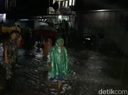 Diguyur Hujan Sejak Sore, Pusat Kota Garut Dikepung Banjir