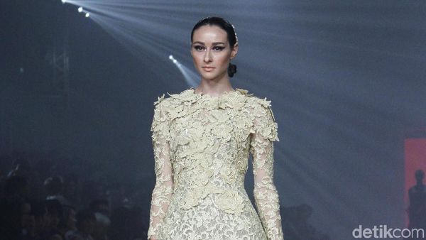 Foto: Koleksi Busana Didi Budiardjo Rayakan 30 Tahun Berkarya Jadi Desainer