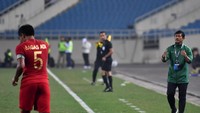 Pelatih tim nasional Indonesia U-23 Indra Sjafri (kanan) memberikan instruksi kepada pemainnya saat bertanding melawan tim nasional Brunei Darussalam U-23 pada pertandingan sepak bola Grup K kualifikasi Piala Asia U-23 AFC 2020 di Stadion Nasional My Dinh, Hanoi, Vietnam.