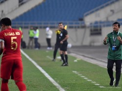 Pelatih tim nasional Indonesia U-23 Indra Sjafri (kanan) memberikan instruksi kepada pemainnya saat bertanding melawan tim nasional Brunei Darussalam U-23 pada pertandingan sepak bola Grup K kualifikasi Piala Asia U-23 AFC 2020 di Stadion Nasional My Dinh, Hanoi, Vietnam.