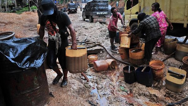 Mengintip Lokasi Pengeboran Minyak Ilegal di Jambi